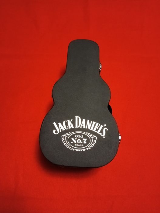 Футляр Jack Daniel's гитара.