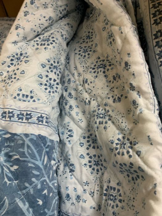 Edredons azul e branco