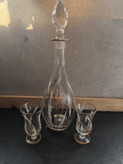 Decantador / garrafa c/ 2 copos - Vidro dourado.