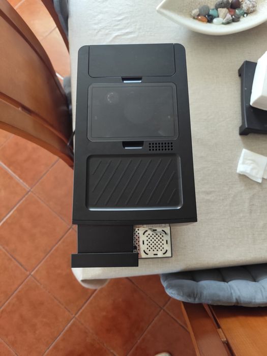 Máquina de café em grão com depósito de leite