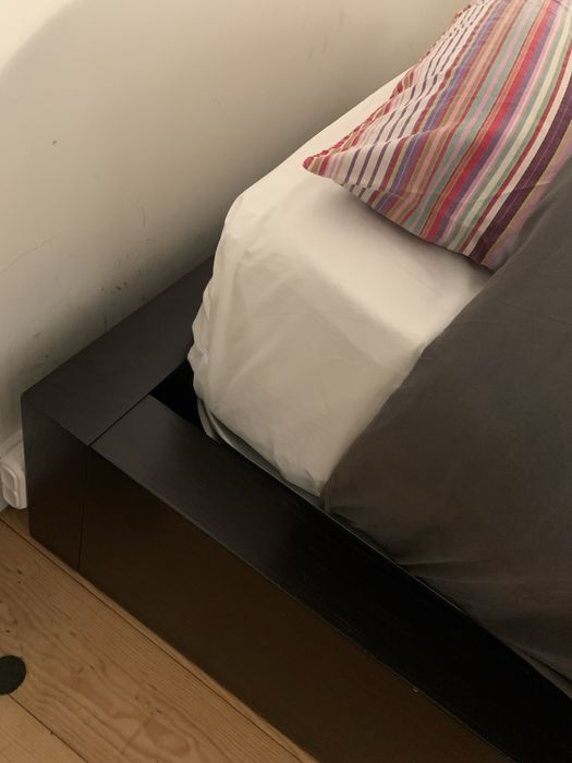 Estrutura de cama de casal com estrado