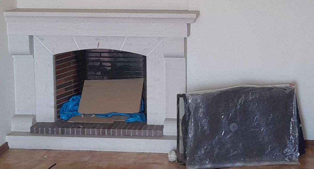 Lareira completa em Pedra bege. Inclui interior em tijolo refractário