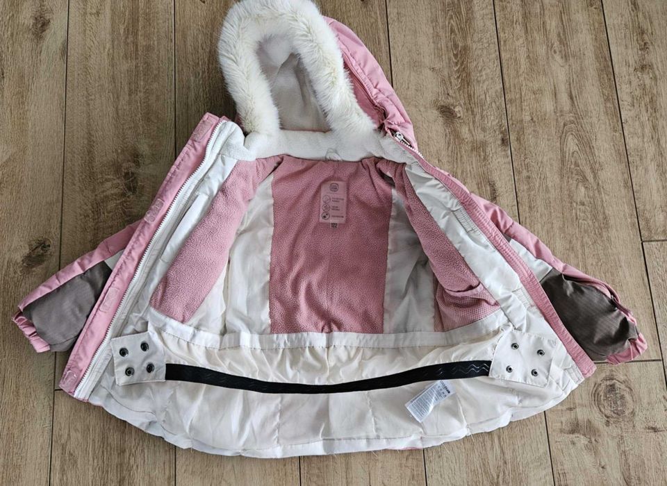 Kurtka zimowa z kapturem dla dziewczynki rozm. 122