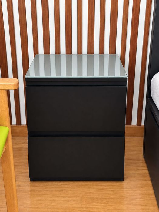 Cama de casal com arrumação + 2 mesas de cabeceira