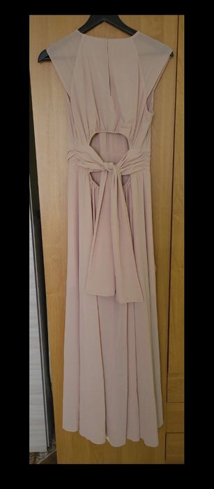 Długa sukienka maxi pudrowy róż z rozcięciem i wiązaniem na plecach.