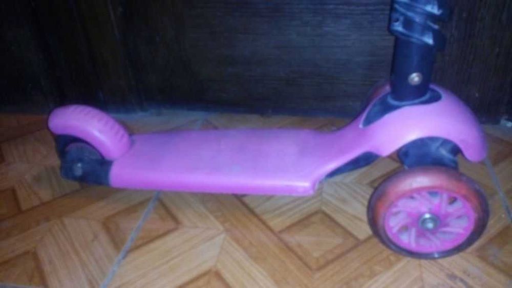 самокат розовый в полном порядке для маленьких