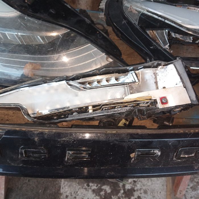 Продам битые лед фары