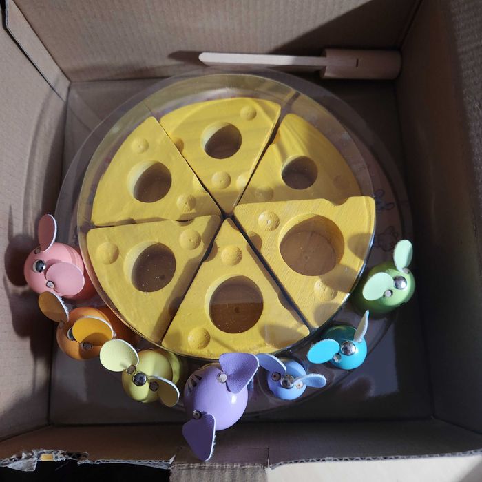 Kto ma mój ser drewniany tort z myszkami do krojenia