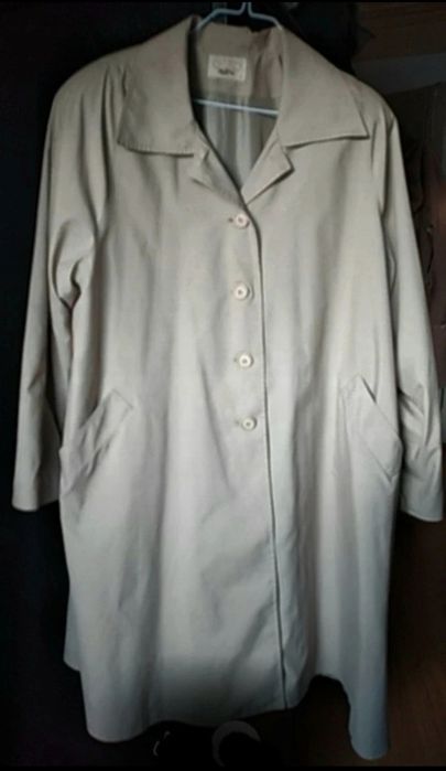 Gabardina tamanho 42, marca C'est Chic
