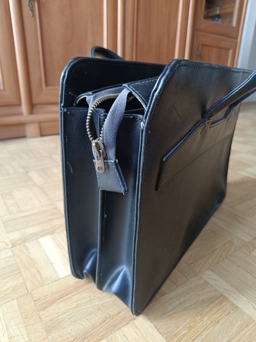 Pojemna czarna aktówka