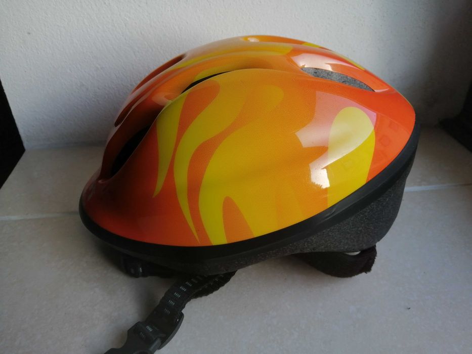 Capacete de menina com uma oferta
