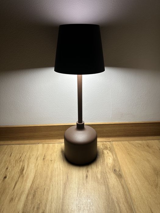 Brązowa bezprzewodowa lampa nocna