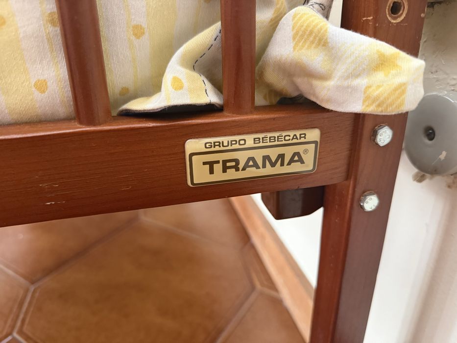 Cama de grades com colchão e lençois