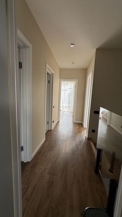 Сучасний таунхаус з ремонтом та меблями і великою ділянкою Крихівці