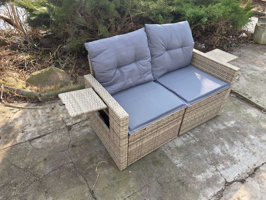 Sofa do ogrodu z poduszkami ecru, 2-osobowa, brąz, technorattan wysuwane stoliczki