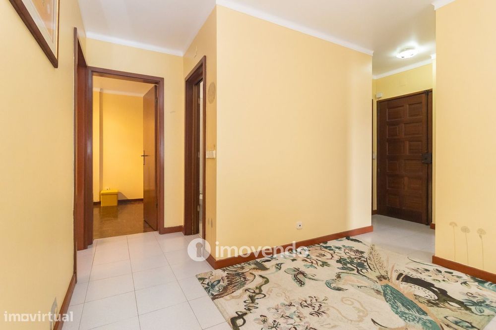 Apartamento T2 com áreas generosas e varanda, em Setúbal