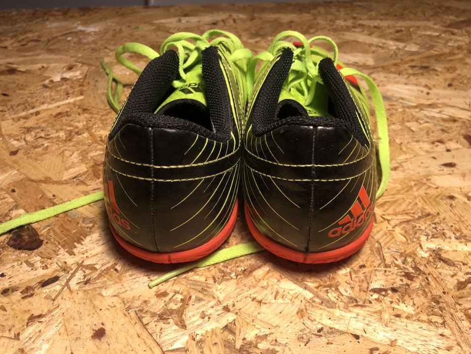 Chuteiras Futsal Adidas criança amarelas