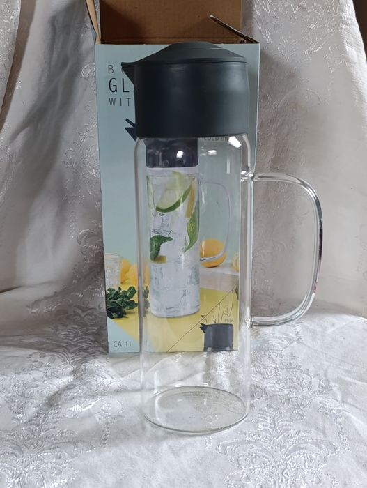 Szklany dzbanek do napojów