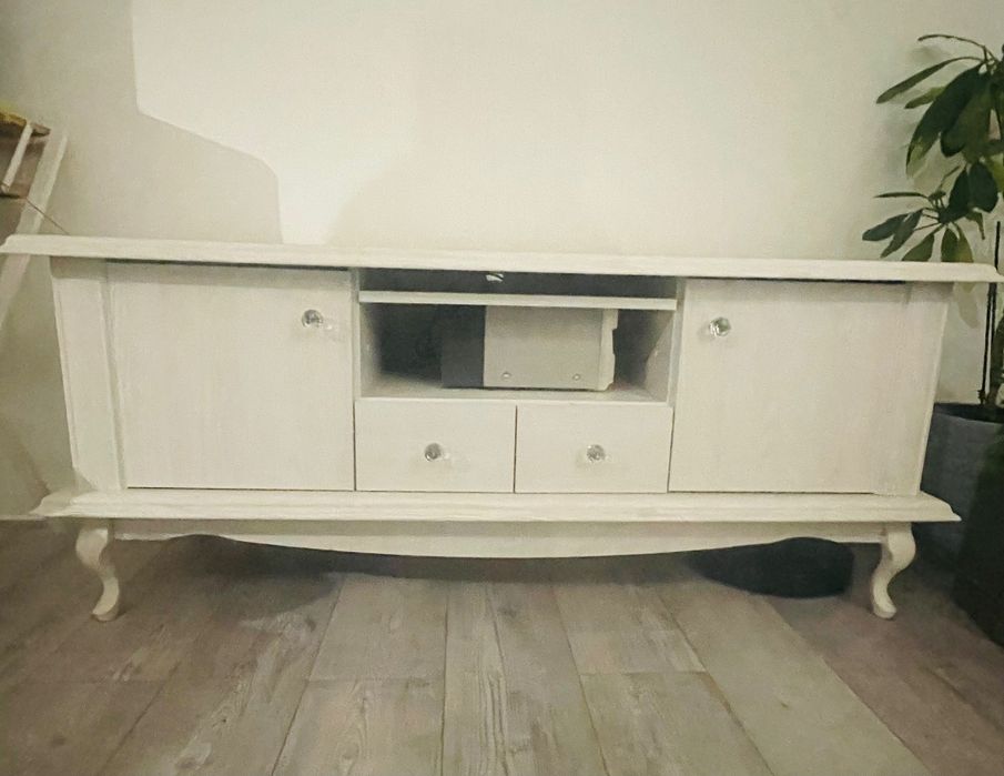 Komoda biala na Tv