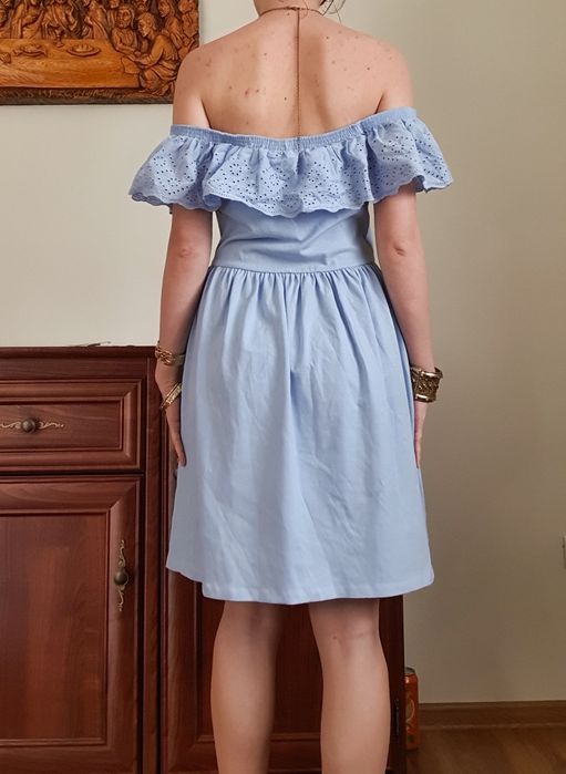 Niebieska sukienka hiszpanka