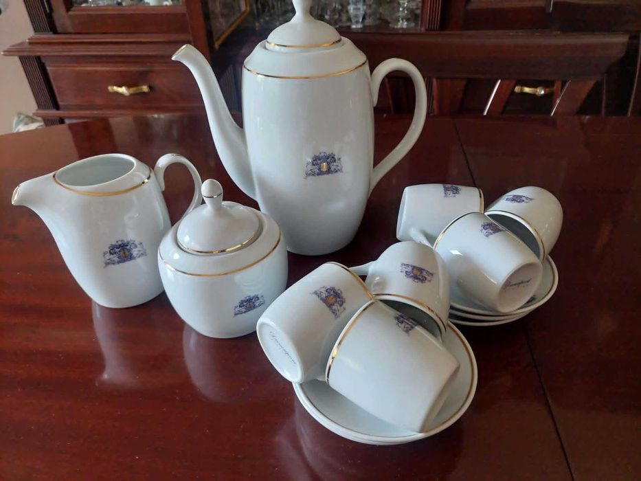 Vendo para desocupar conjunto de café de grande qualidade nunca usado. 30€
