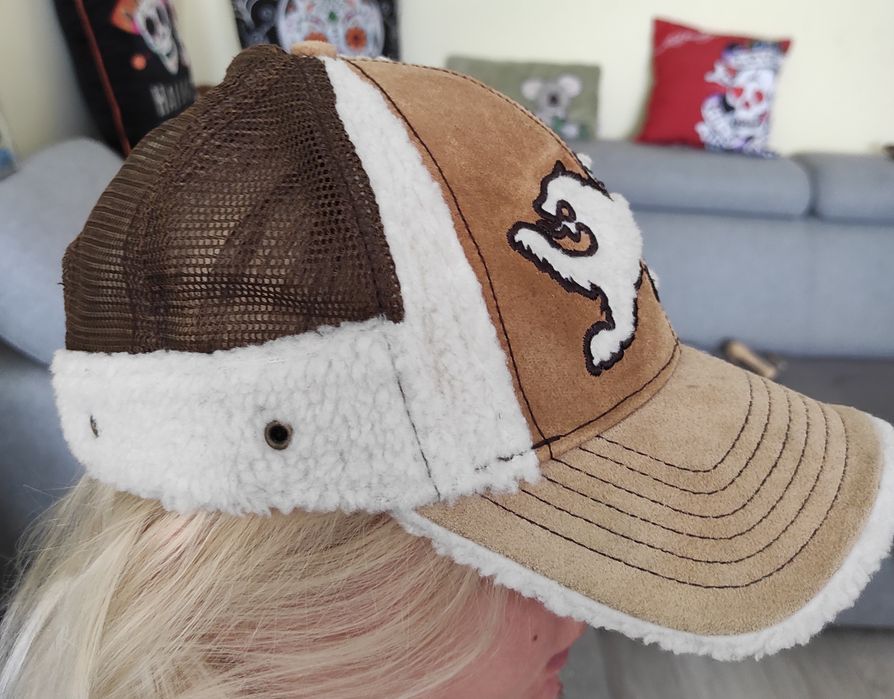 Czapka z daszkiem z  kożuszkiem vintage