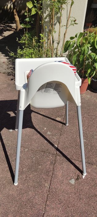 Cadeira Ikea Antilop com mesa e almofada