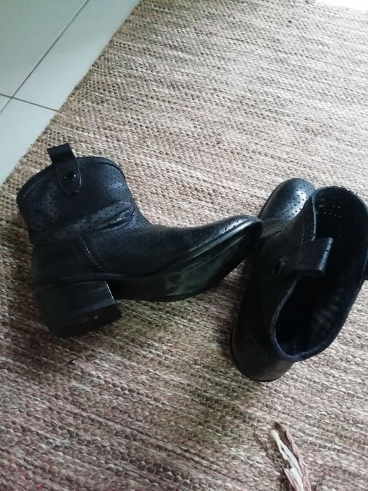 Botins em pele pretos