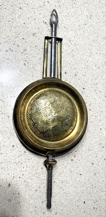 Antigo pêndulo de relógio de parede ajustável em latão