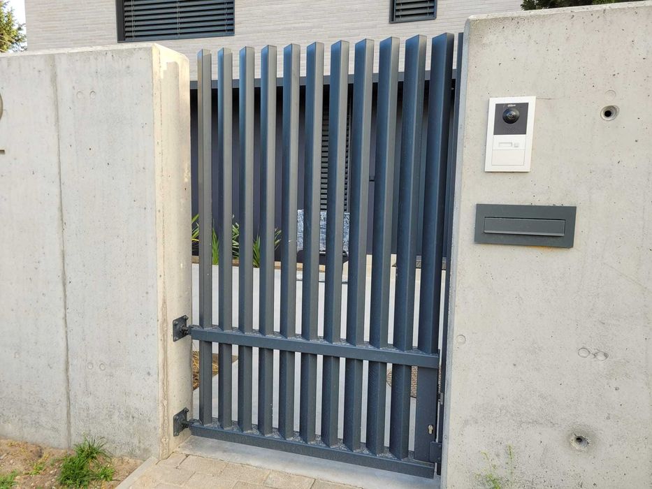 .. Ogrodzenie nowoczesne, palisada pionowa Aluminium