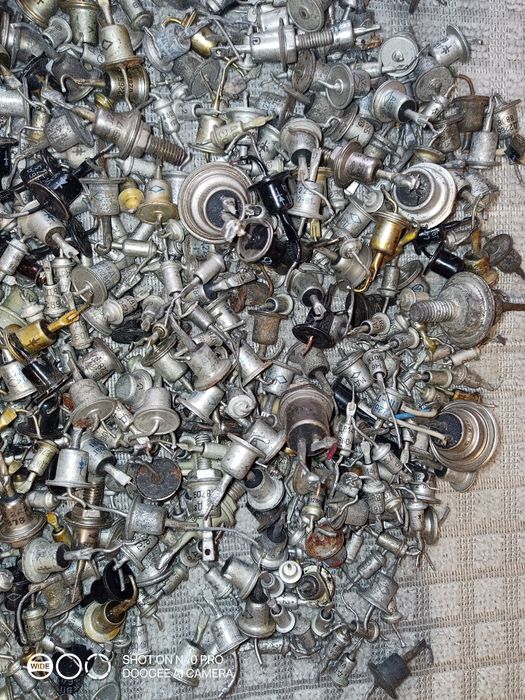 Ціла куча радіо деталей СССР.