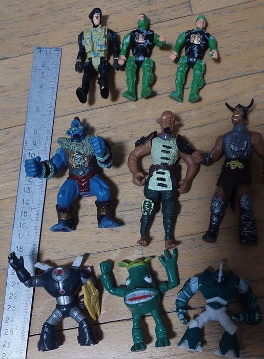 Коробка з різними іграшками