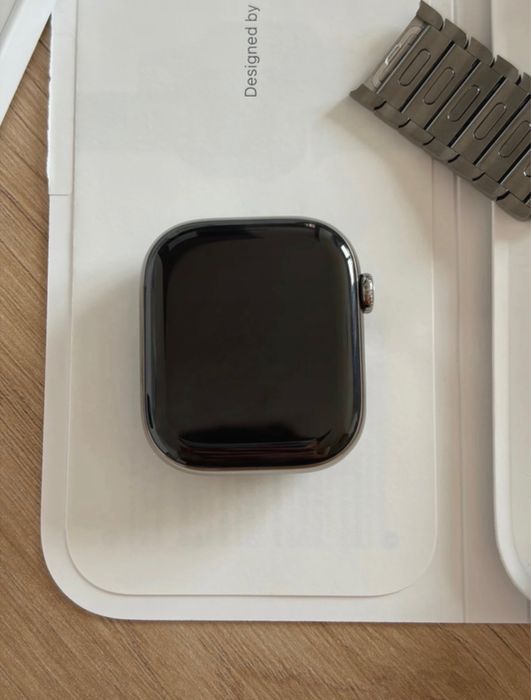 Apple Watch Series 11 GPS + Cellular, 46 mm, em Titânio Natural com Bracelete de Elos Natural.