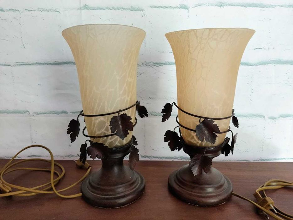 Lindíssimo par de candeeiros em vidro e adorno metal