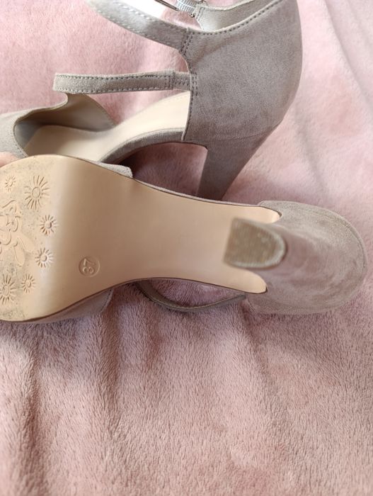 Beżowe buty na  obcasie