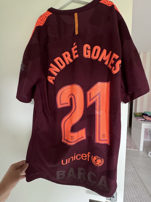 Camisolas oficias oferecidas pelos jogadores em campo