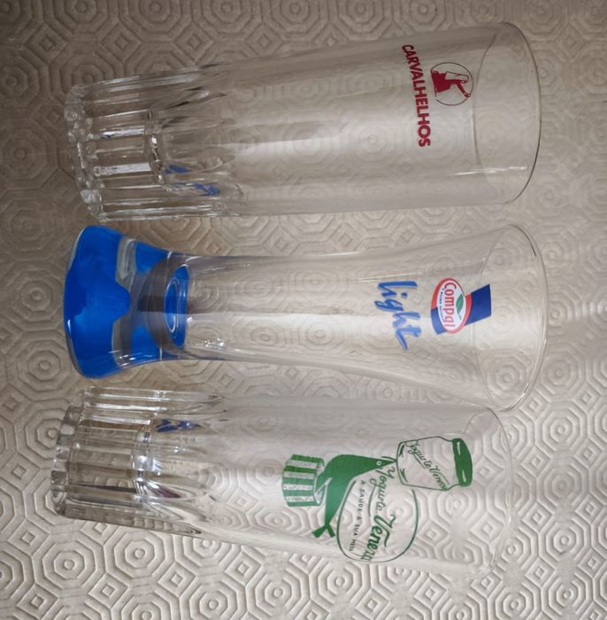 Copos de vidro altos