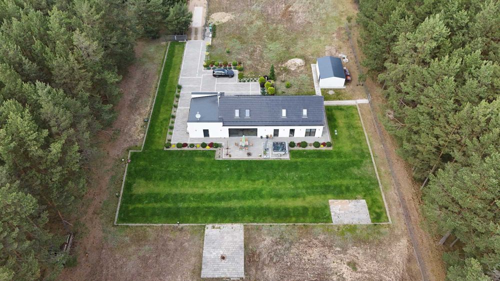 Dom nad jeziorem na działce 1,45 ha
