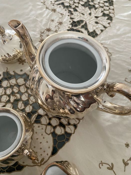 Serviço em casquinha e porcelana