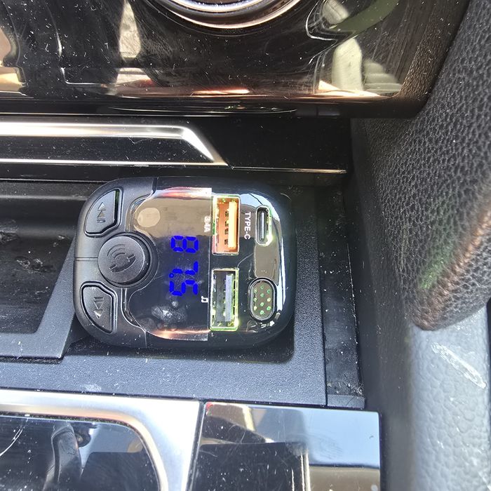 Transmiter samochodowy bluetooth z ładowarką PD USB-C