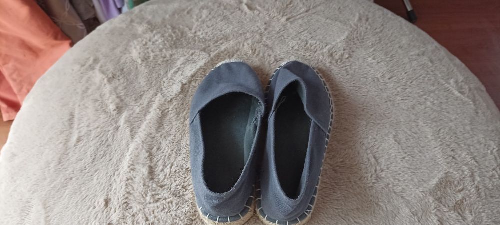 Alpercatas cinza muito leves e confortáveis