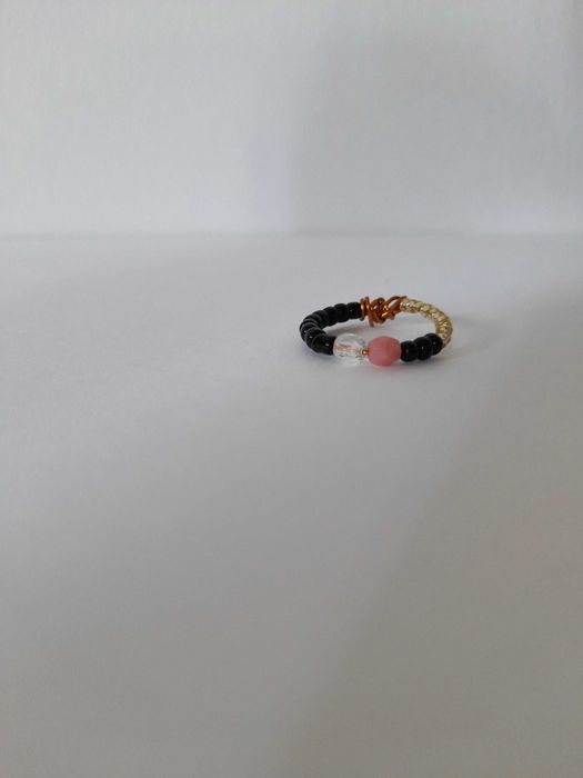 Anel delicado de missangas minimalista