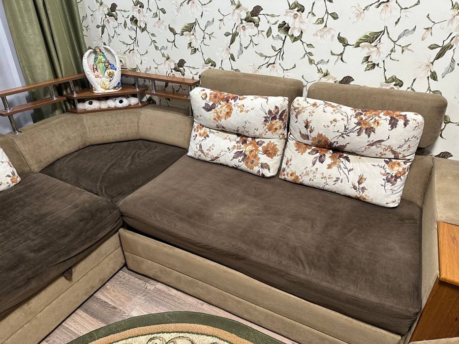 Диван кутовий в хорошому стані