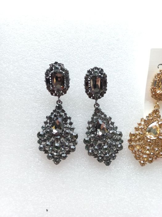 Kolczyki długie ślicznie się mienia