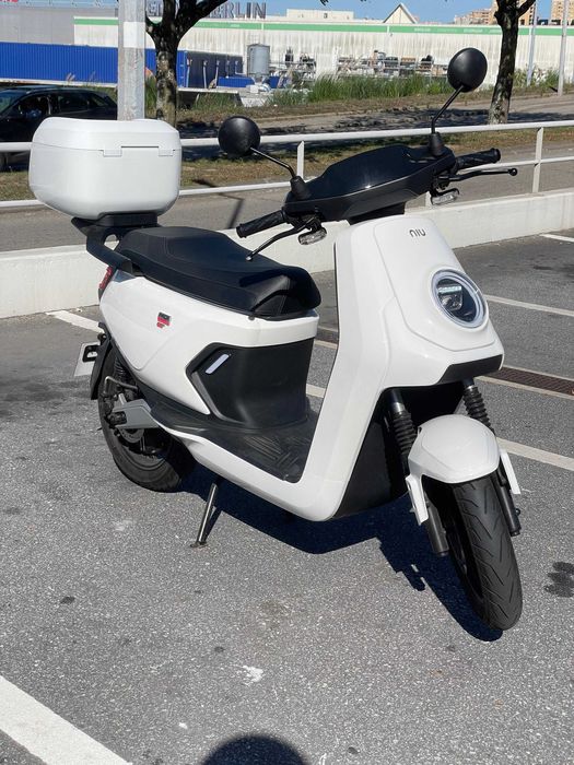 Moto Scooter Elétrica NIU MQI GT Sport com top case