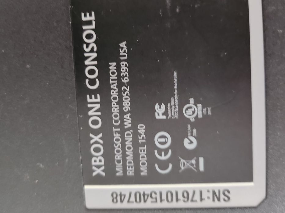 XBOX One 500GB Modelo 1540, com 1 comando e 1 sensor Kinetic.