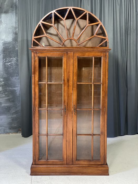 Elegancka witryna biblioteczna, serwantka, gablota, styl secesyjny