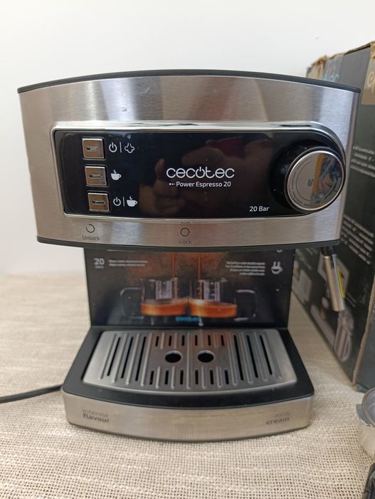 ekspres do kawy kolbowy – srebrny, 20 bar, mało używany, Cecotec Espre