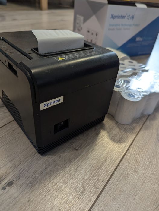 Принтер чеків Xprinter XP-Q200 та касова стрічка.