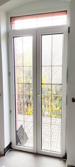 Okno balkonowe dwuskrzydłowe ze świetlikiem